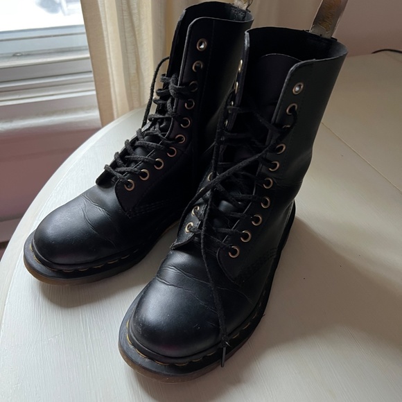 DOC MARTENS 1460 WOMEN'S SMOOTH LEATHER LACE UP BOOTS (VEGAN) - Picture 7 of 10